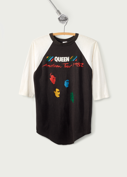 トップス Ameri VINTAGE QUEEN TOUR 80 BLK TEE Ameri（アメリ）の「QUEEN TOUR´80 BLK TEE（Tシャツ/カットソー